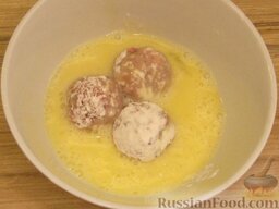 Жареные фрикадельки из говядины: В отдельной миске взбить яйцо.   По несколько штук выкладывать в яйцо обсыпанные мукой фрикадельки.