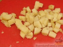 Салат картофельный с сыром и яблоками: Как приготовить картофельный салат с сыром:    Картофель отварить, остудить, очистить и нарезать кубиками.