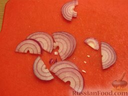 Салат картофельный с сыром и яблоками: Лук очистить, вымыть и нарезать тонкими полукольцами.