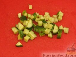 Салат картофельный с сыром и яблоками: Огурцы вымыть и нарезать кубиками.