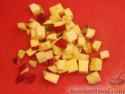 Салат картофельный с сыром и яблоками: Яблоки вымыть, удалить семена. Нарезать кубиками.