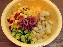 Салат картофельный с сыром и яблоками: Соединить все ингредиенты. Добавить соль. Картофельный салат тщательно перемешать.