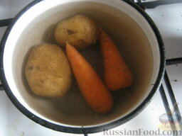 Овощной салат со свеклой "Осеннее настроение": Как приготовить овощной салат со свеклой:    Картофель и морковь помыть, залить холодной водой и отварить в мундире до готовности. Воду слить. Охладить. Очистить.