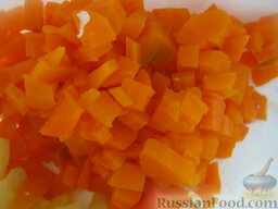 Овощной салат со свеклой "Осеннее настроение": Морковь нарезать кубиками.