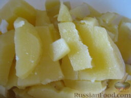 Овощной салат со свеклой "Осеннее настроение": Картофель нарезать кубиками.