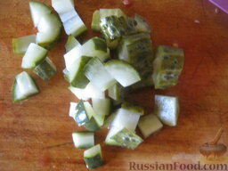 Овощной салат со свеклой "Осеннее настроение": Огурцы маринованные нарезать кубиками.