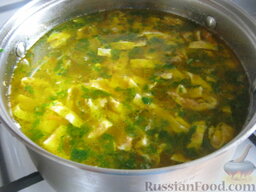 Куриный суп с лапшой из омлета: Помыть и мелко нарезать зелень. Перед подачей  добавить в суп.