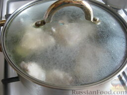 Куриный суп с лапшой из омлета: Залить крылья 2,5 л воды, дать закипеть, снять пенку и варить около 20 минут после закипания на небольшом огне под крышкой.