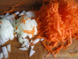 Куриный суп с лапшой из омлета: Тем временем очистить и помыть лук и морковь. Лук нарезать кубиками. Морковь натереть на крупной терке.