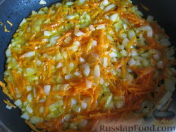 Куриный суп с лапшой из омлета: Разогреть сковороду, налить растительное масло. В горячее масло выложить лук и морковь, тушить на среднем огне, помешивая, 2-3 минуты.
