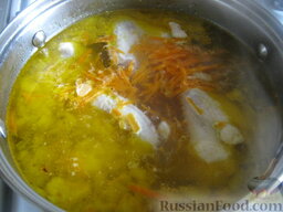 Куриный суп с лапшой из омлета: Выложить зажарку в суп.