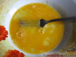 Куриный суп с лапшой из омлета: Одно яйцо разбить в тарелку. Посолить, добавить 1 ч. ложку муки. Хорошо взбить. Это будет первый блинчик.