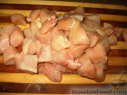 Цимес из картофеля, курицы, изюма и чернослива: Как приготовить цимес:    Мякоть курицы нарезать кубиками.