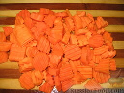 Цимес из картофеля, курицы, изюма и чернослива: Тонкую морковь нарезать кружочками, покрупнее – половинками кружочков.