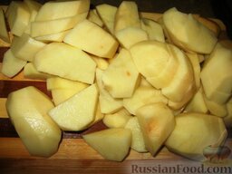 Цимес из картофеля, курицы, изюма и чернослива: Картофель нарезать крупными ломтиками. Промыть изюм и чернослив.