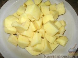 Томатный суп с фрикадельками: Картофель порезать кубиками.