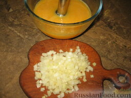 Томатный суп с фрикадельками: Мелкими кубиками порезать лук. Помидоры бланшировать, очистить от кожицы и измельчить в блендере.