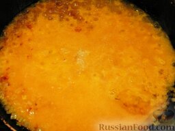 Томатный суп с фрикадельками: На масле пассеровать лук, добавить помидоры, тушить 5 минут. Добавить измельченный чеснок и еще потушить 5 минут.