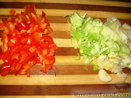 Запеканка из цветной капусты и брокколи: Полукольцами порезать лук-порей и мелкими кубиками порезать сладкий перец без семян. Помидоры протереть на терке до шкурки.