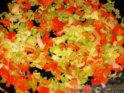 Запеканка из цветной капусты и брокколи: На разогретом масле пассировать лук-порей и перец.Добавить шпинат.