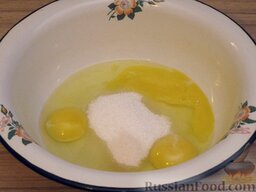 Яблочные блины на кислом молоке: Как приготовить блины яблочные:    Смешать яйца, сахар и ванильный сахар.