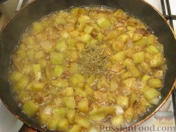 Крем-суп из баклажанов с помидорами: Затем добавить пряные травы (у меня тимьян и розмарин), перемешать и тушить под крышкой еще 5 минут.