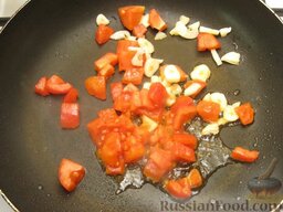 Крем-суп из баклажанов с помидорами: На сковороде разогреть 1 ст. ложку оливкового масла. На среднем огне, помешивая, обжарить чеснок и помидоры до мягкости (5-7 минут).