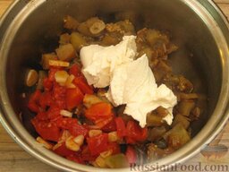 Крем-суп из баклажанов с помидорами: Смешать помидоры и баклажаны. Добавить крем-сыр.
