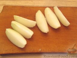 Запеченная скумбрия с мидиями и картофелем: Как приготовить скумбрию, запеченную с картофелем, и мидии:    Лук очистить, вымыть и крупно порезать.
