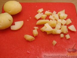 Салат из семги с картофелем и помидорами: Как приготовить салат с семгой и помидорами:    Картофель отварить в мундирах, очистить и нарезать кубиками.