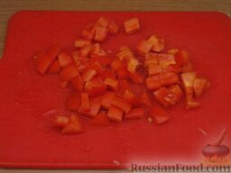 Салат из семги с картофелем и помидорами: Помидоры вымыть и нарезать кубиками.