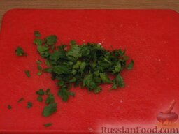 Салат из семги с картофелем и помидорами: Зелень мелко порубить.