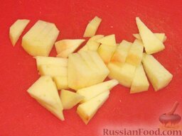 Постная яблочная лепешка (в микроволновке): Яблоко моем, очищаем от кожуры и семян, режем ломтиками.