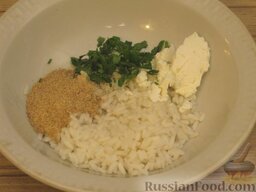 Овощной суп с рисовыми фрикадельками: Смешать вареный рис, панировочные сухари, творог и зелень.