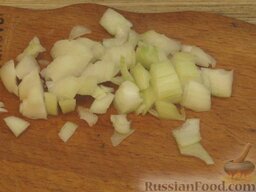 Овощной суп с рисовыми фрикадельками: Лук очистить, вымыть и мелко нарезать.