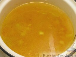 Овощной суп с рисовыми фрикадельками: Переложить морковь с луком в кастрюлю и залить водой (примерно 1,5-1,8 л). Довести до кипения, варить 5 минут.