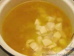 Овощной суп с рисовыми фрикадельками: Добавить картошку в кастрюлю с будущим супом, посолить, варить  10 минут.