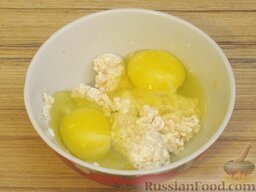 Десертный творожный омлет: Добавить яйца.