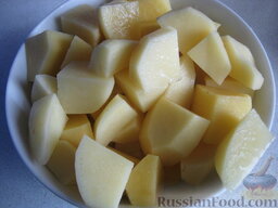 Мамин суп из чечевицы: Картофель очистить, помыть и нарезать кусочками.