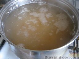 Мамин суп из чечевицы: Вскипятить 2,5 л бульона или воды. Положить картофель и чечевицу. Варить около 20 минут, иногда помешивая, пока чечевица не разварится. Посолить, поперчить по вкусу.