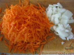 Мамин суп из чечевицы: Очистить и помыть лук и морковь. Лук нарезать мелко. Морковь натереть на крупной терке.