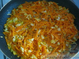Мамин суп из чечевицы: Разогреть сковороду, налить растительное масло. В горячее масло выложить морковь, сельдерей и лук. Тушить, помешивая, на среднем огне 4-5 минут.