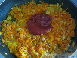 Мамин суп из чечевицы: Добавить томат-пасту. Потушить все вместе 5 минут.