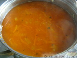 Мамин суп из чечевицы: Добавить в суп зажарку. Варить суп из чечевицы на медленном огне около 10 минут.