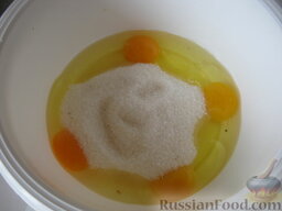 Трубочки вафельные со сгущенкой: В миску разбить яйца, добавить сахар.