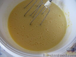Трубочки вафельные со сгущенкой: Добавить теплый растопленный маргарин. Хорошо взбить.
