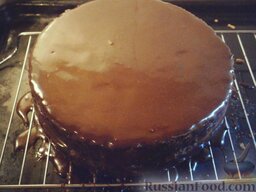 Торт "Захер" (Sachertorte): Вылить глазурь порциями на торт и шпателем разровнять, сгоняя глазурь на бока торта и стараясь сделать поверхность абсолютно гладкой, насколько это возможно.