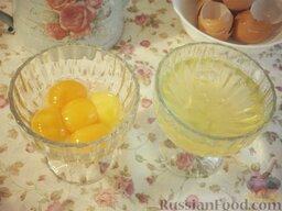 Торт "Захер" (Sachertorte): Яйца разделить на белки и желтки.