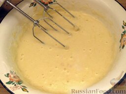 Блины на кефире с крем-сыром и яблоками: Добавить кефир и хорошенько перемешать тесто миксером. Можно добавить растительное масло.