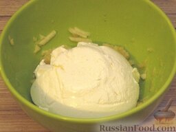 Блины на кефире с крем-сыром и яблоками: Добавить крем-сыр (можно заменить мягким творогом).